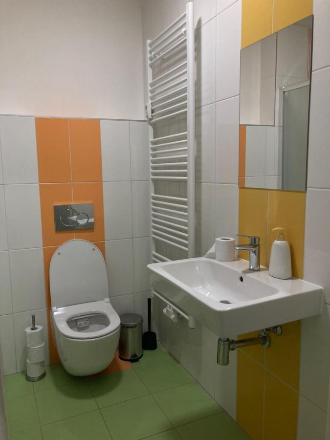 Hostal Capsule Zizkov Tower *